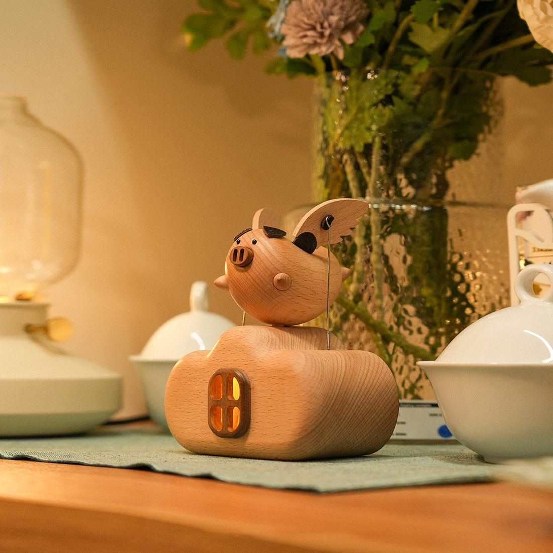 Illuminated Wooden Flying Pig Kinetic Sculpture Handmade Dynamic Animal Model Desktop Relaxation Decor Non Music Box