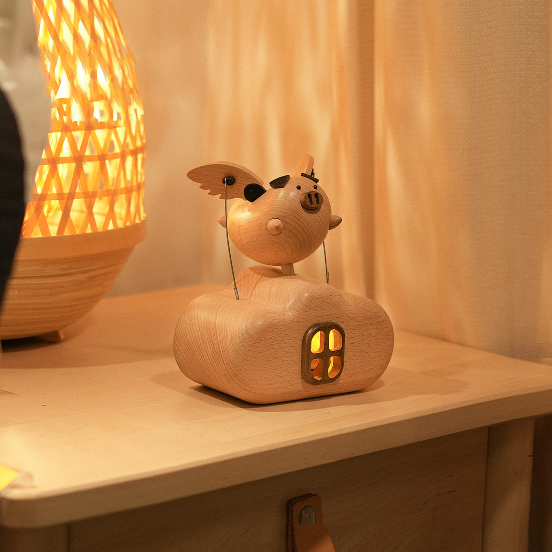 Illuminated Wooden Flying Pig Kinetic Sculpture Handmade Dynamic Animal Model Desktop Relaxation Decor Non Music Box