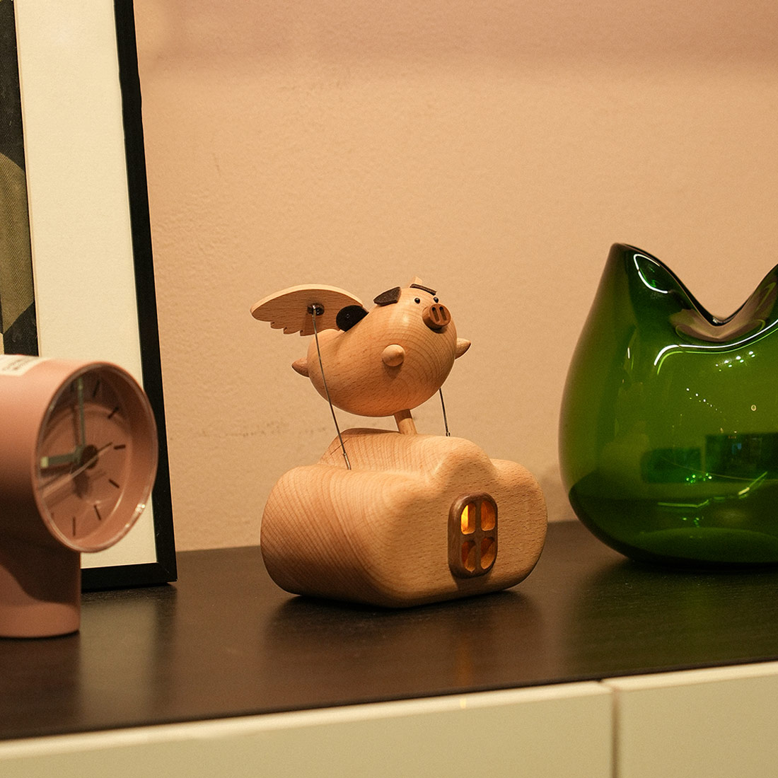Illuminated Wooden Flying Pig Kinetic Sculpture Handmade Dynamic Animal Model Desktop Relaxation Decor Non Music Box