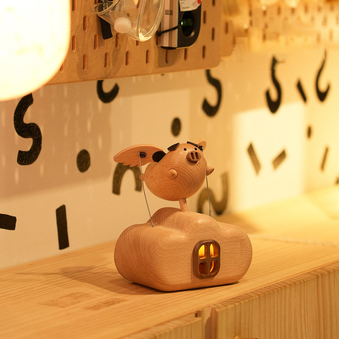 Illuminated Wooden Flying Pig Kinetic Sculpture Handmade Dynamic Animal Model Desktop Relaxation Decor Non Music Box