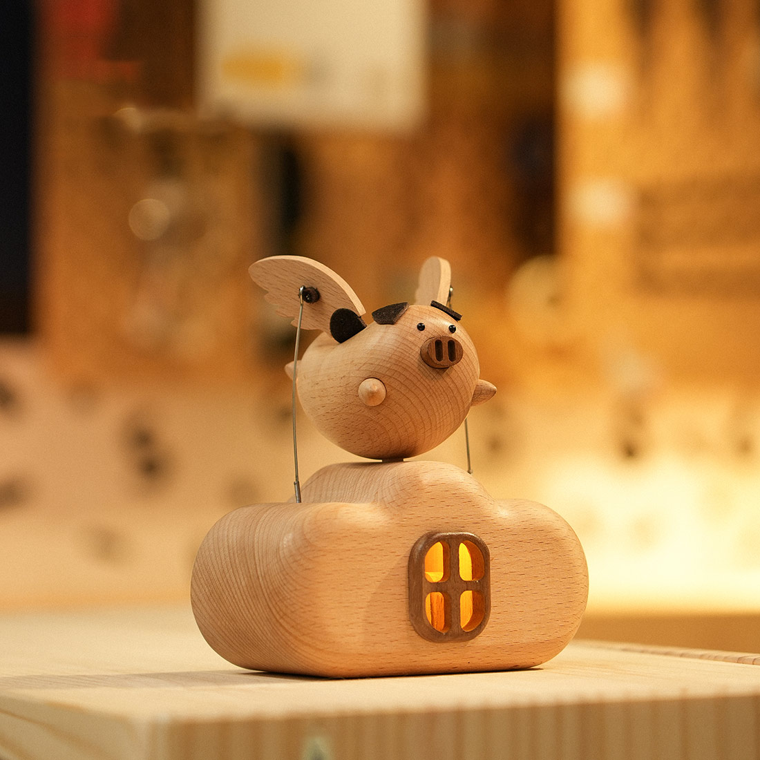 Illuminated Wooden Flying Pig Kinetic Sculpture Handmade Dynamic Animal Model Desktop Relaxation Decor Non Music Box