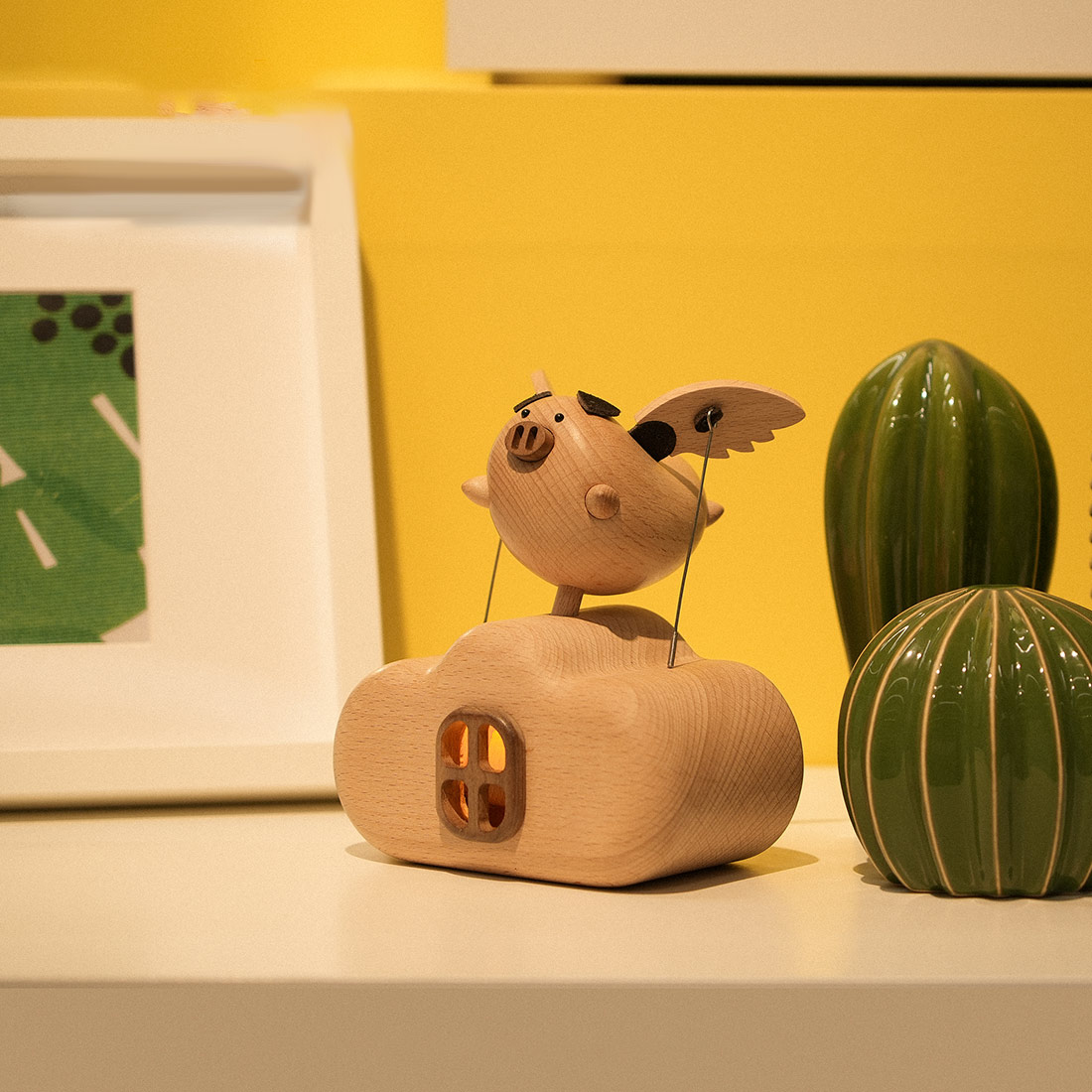 Illuminated Wooden Flying Pig Kinetic Sculpture Handmade Dynamic Animal Model Desktop Relaxation Decor Non Music Box